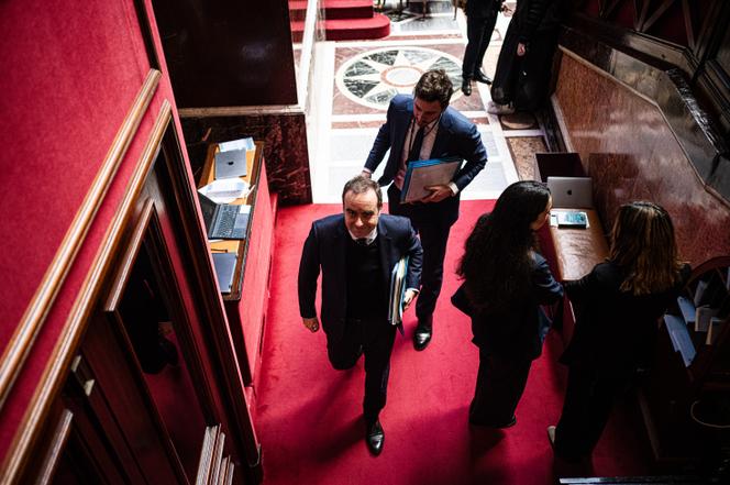 Le premier ministre, Sébastien Lecornu, quitte l’hémicycle en compagnie de son conseiller parlementaire, François Moreau, à l’Assemblée nationale, à Paris, le 5&nbsp;décembre&nbsp;2025.