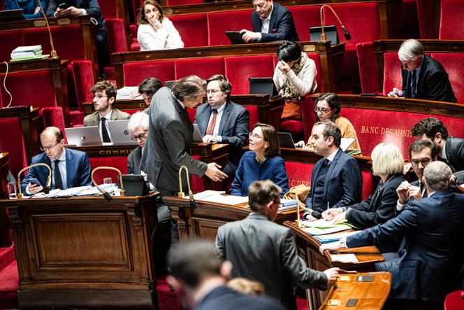 Le député socialiste Jérôme Guedj discute avec la ministre de l’action et des comptes publics, Amélie de Montchalin, lors de la nouvelle lecture du projet de loi de financement de la Sécurité sociale pour 2026, à l’Assemblée nationale, à Paris, le 5&nbsp;décembre 2025.