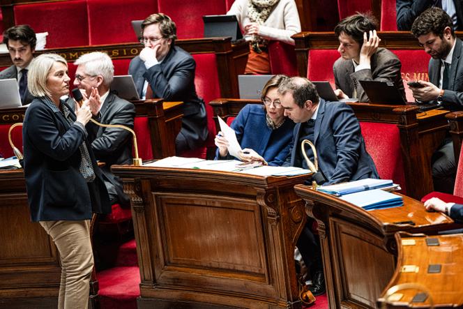 La ministre de la santé, Stéphanie Rist, la ministre de l’action et des comptes publics, Amélie de Montchalin, et le premier ministre, Sébastien Lecornu, lors de l’examen du projet de loi de financement de la Sécurité sociale pour 2026, à l’Assemblée nationale, à Paris, le 5 décembre 2025.