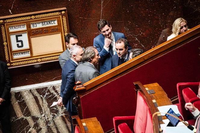 Le premier ministre, Sébastien Lecornu, discute avec les députés socialistes Jérôme Guedj et Philippe Brun, à l’Assemblée nationale, à Paris, le 5&nbsp;décembre&nbsp;2025.