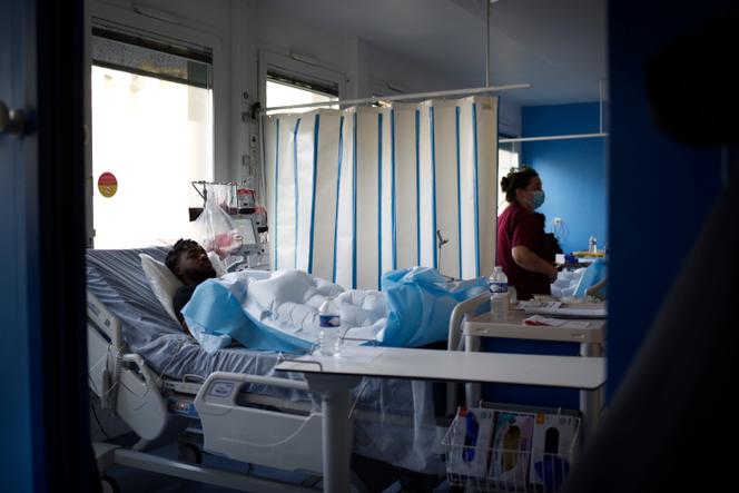 Transfusion sanguine d’un patient souffrant de drépanocytose, à l’hôpital Necker, à Paris, le 18 novembre 2025.