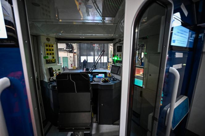 La cabine de pilotage du nouveau métro construit par Alstom, le MF19, au centre de maintenance de la RATP à Bobigny, le 14 février 2025.