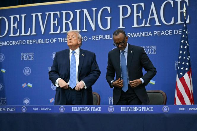 Donald Trump et le président rwandais, Paul Kagame, lors de la cérémonie de signature de l’accord de paix entre le Rwanda et la République démocratique du Congo, à l’Institut américain de la paix, à Washington, le 4 décembre 2025.