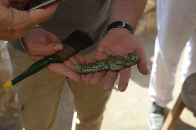 Première statuette sortie de la tombe par Frédéric Payraudeau, sur le site de la nécropole royale de Tanis (Egypte), le 12 octobre 2025. 