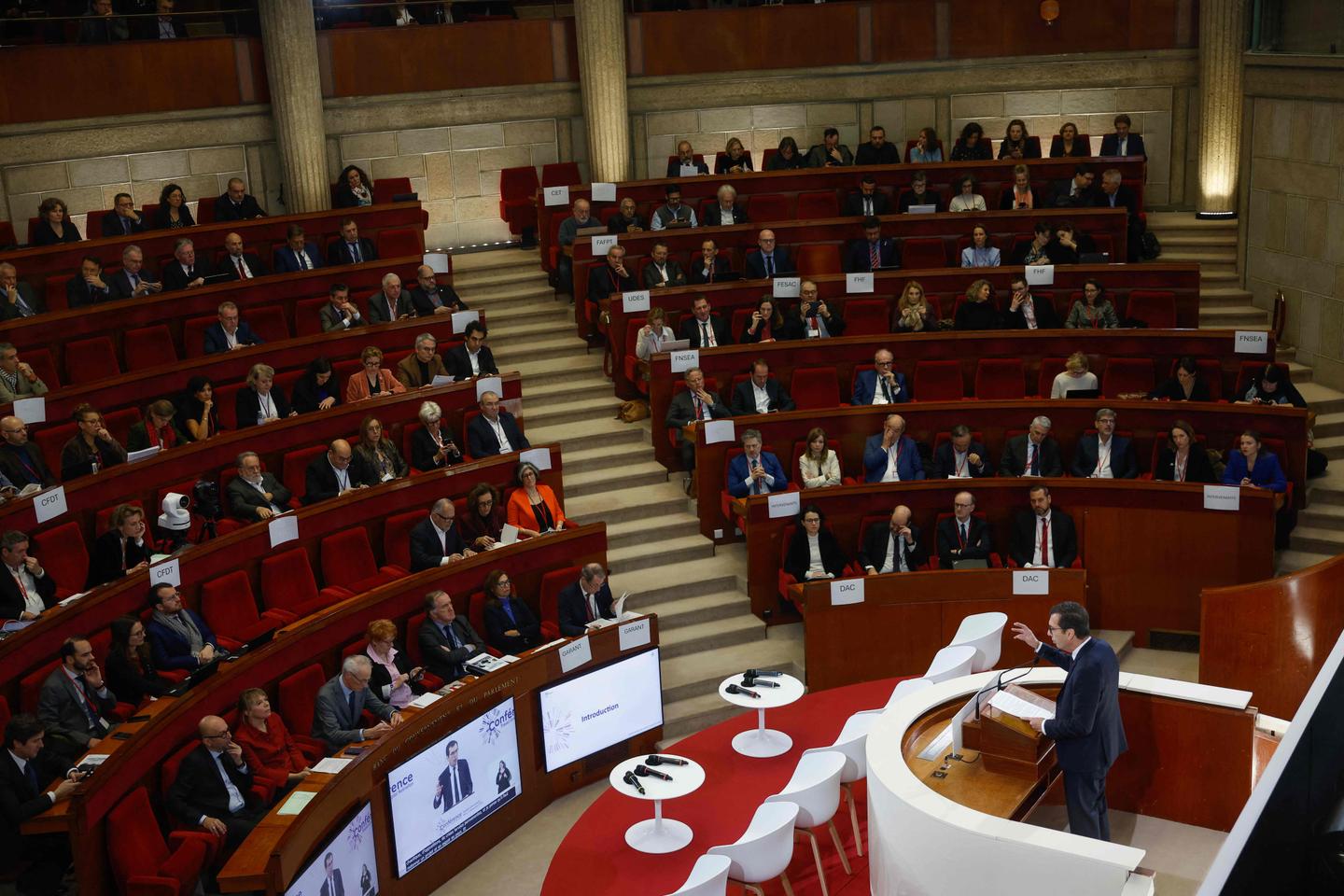 La conférence sur le travail se lance en plein débat budgétaire