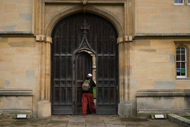 Une étudiante entre dans un bâtiment de l’université d’Oxford (Royaume-Uni), le 5 décembre 2025.