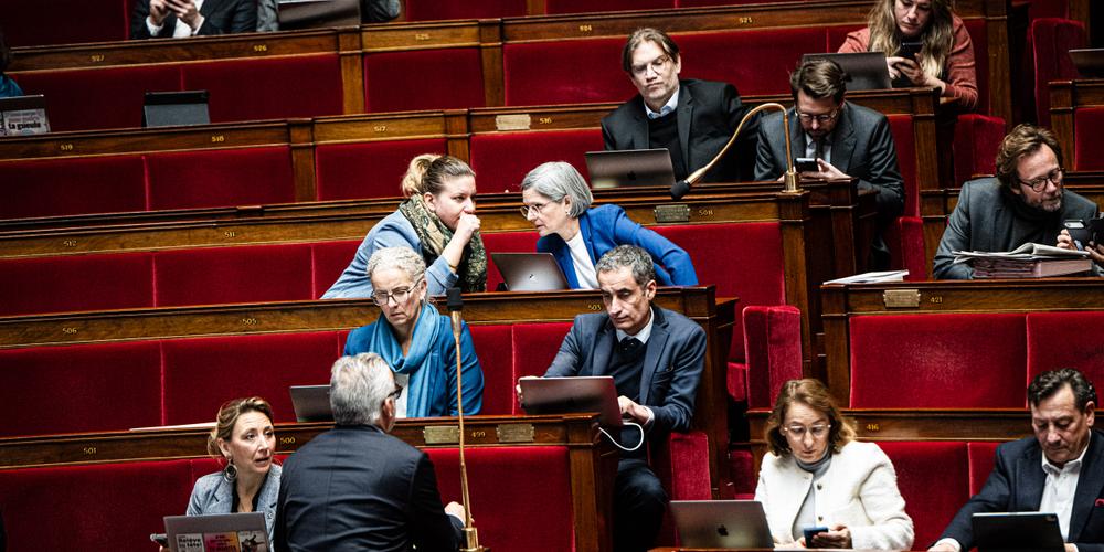 La présidente du groupe LFI, Mathilde Panot, discute avec la députée Ecologiste et social, Sandrine Rousseau, à l’Assemblée nationale, à Paris, le 5 décembre 2025. - JULIEN MUGUET POUR « LE MONDE »
