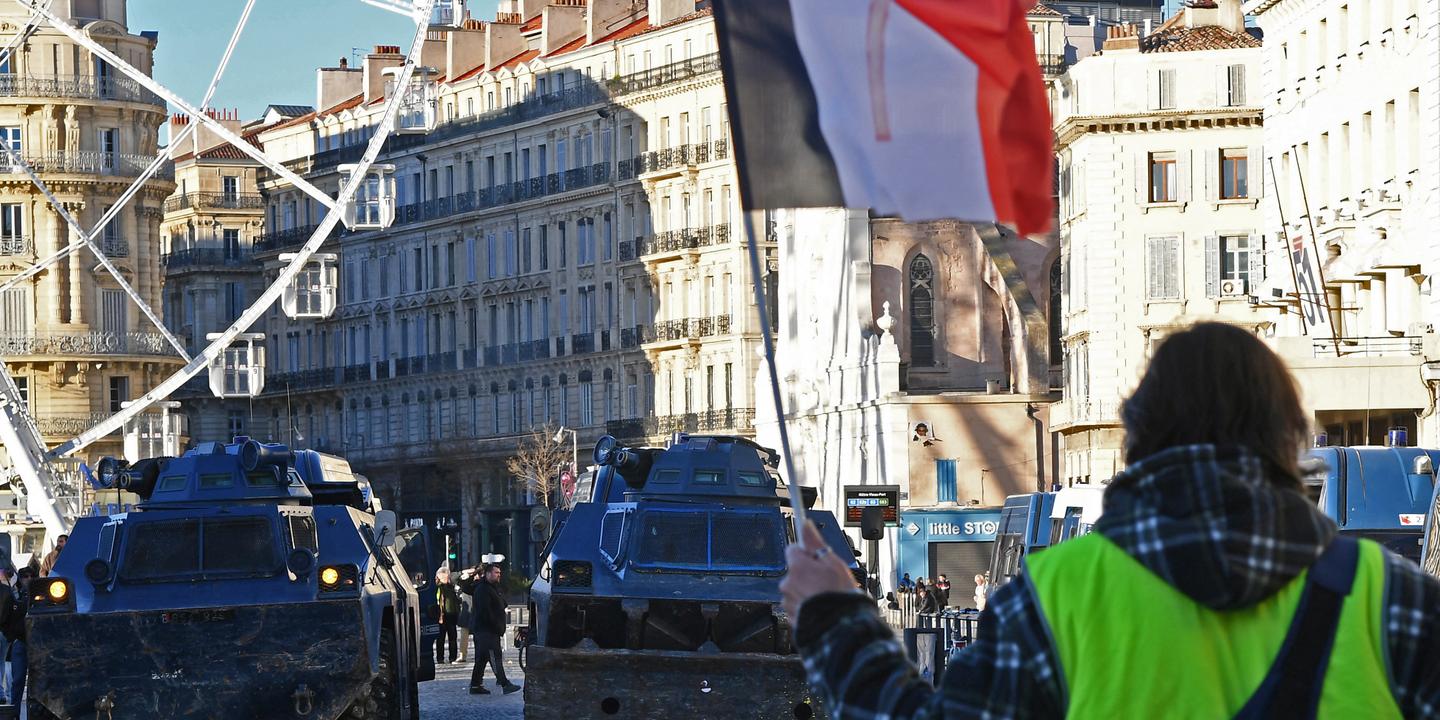 A Marseille, un policier mis en examen pour violences aggravées dans l’affaire d’une passante rouée de coups durant le mouvement des « gilets jaunes »