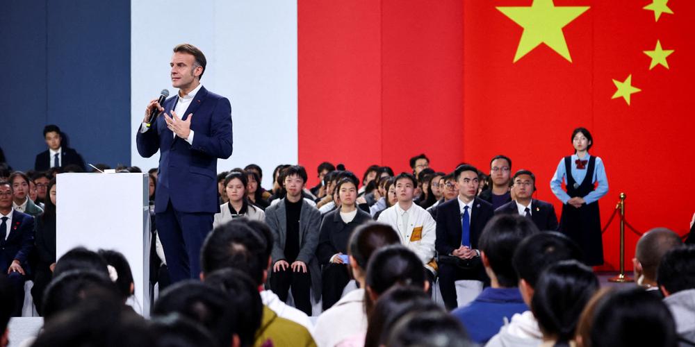 Le président français Emmanuel Macron s’adresse à des étudiants lors d’une visite à l’université du Sichuan à Chengdu, en Chine, le 5 décembre 2025. - SARAH MEYSSONNIER / VIA REUTERS