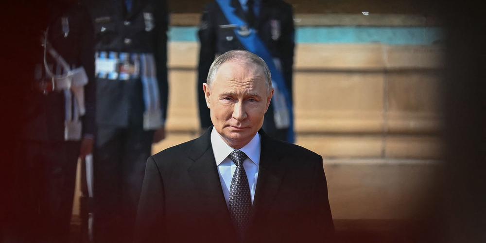 Vladimir Poutine lors de la réception officielle organisée en son honneur au palais présidentiel indien, Rashtrapati Bhavan, à New Delhi, le 5 décembre 2025. - SAJJAD HUSSAIN/AFP