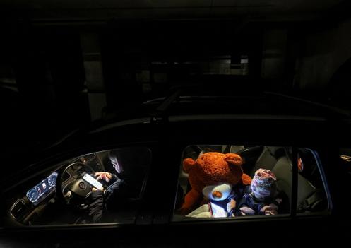 Des habitants se réfugient dans un parking souterrain de Lviv (Ukraine), lors d’une attaque aérienne russe sur la ville, le 6 décembre 2025.