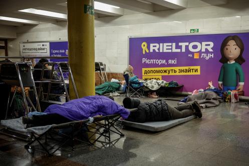 Des habitants se réfugient dans le métro de Kiev, lors d’une attaque aérienne russe sur la capitale ukrainienne, le 6 décembre 2025.
