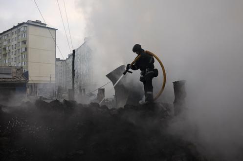 Des secouristes interviennent sur le site d’un entrepôt touché par des frappes de missiles et de drones russes, à Novi Petrivtsi, près de Kiev, le 6 décembre 2025.