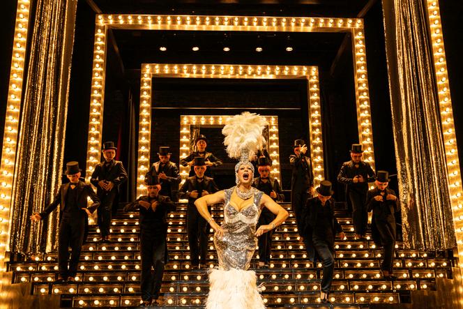 Au centre, Laurent Laffite dans « La Cage aux folles », d’Olivier Py, au Théâtre du Châtelet, à Paris, en décembre 2025.