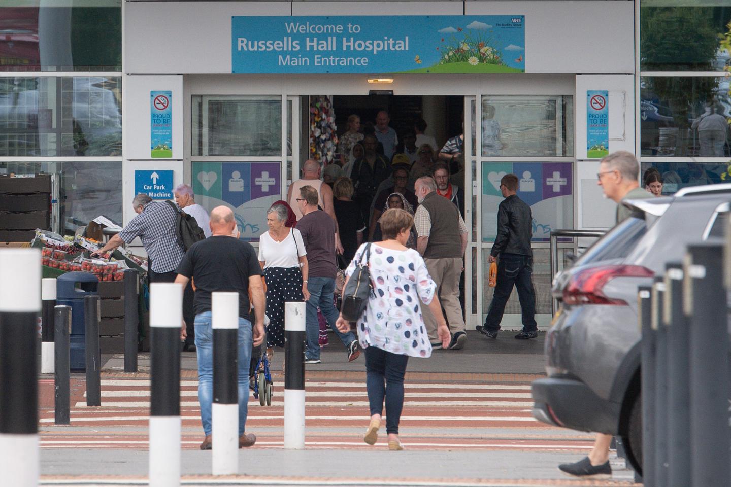 Un ancien mÃ©decin britannique inculpÃ© pour agressions sexuelles sur 38Â patients, dont des...