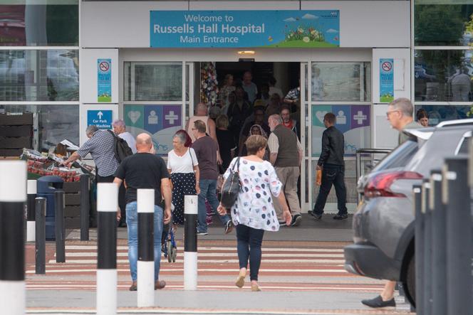 L’entrée principale de l’hôpital Russells Hall de Dudley (Royaume-Uni), en juillet 2019.