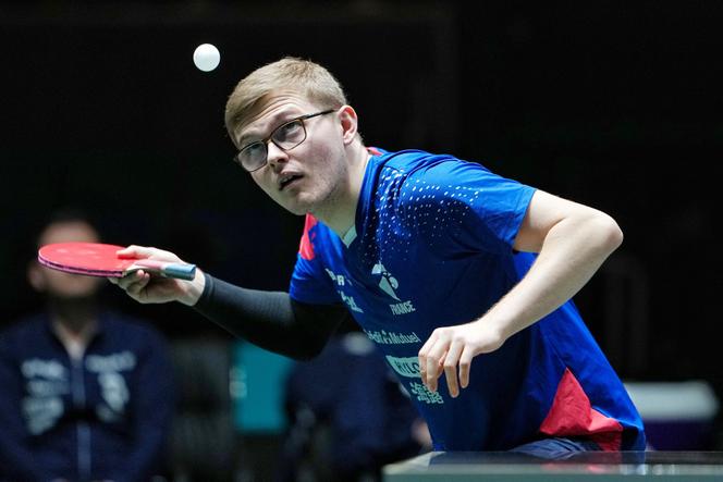 Alexis Lebrun sert face au Suédois Mattias Falck lors du match de la Coupe du monde par équipes mixtes de tennis de table, à Chengdu (Chine), le 6 décembre 2025.