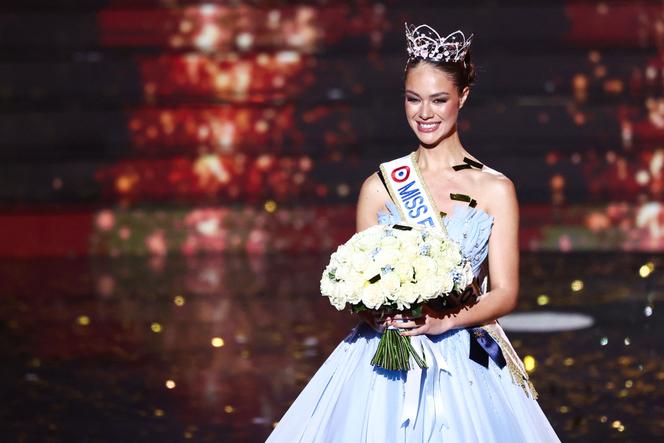 Hinaupoko Deveze, Miss Tahiti, élue Miss France 2026 au Zénith d’Amiens, le 6 décembre 2025.