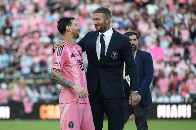 Lionel Messi et David Beckham, copropriétaire de l’Inter Miami, après la victoire en finale de la MLS, le championnat de football des Etats-Unis, au Chase Stadium, à Fort Lauderdale (Floride), le 6 décembre 2025.