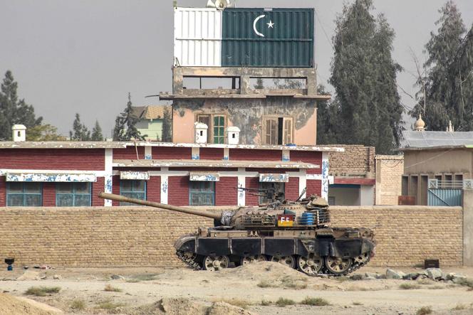 Un véhicule blindé pakistanais stationne à la frontière entre le Pakistan et l’Afghanistan, à Chaman, le 6 décembre 2025, suite à des affrontements transfrontaliers survenus dans la nuit entre les deux pays.