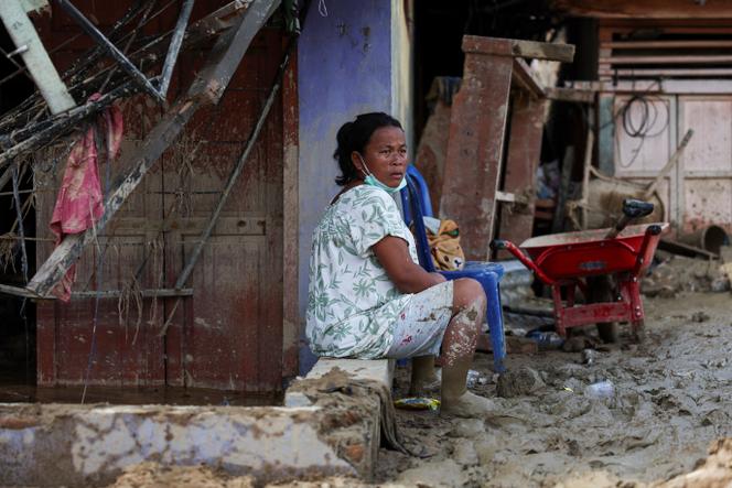 La rescapée Lisnawati Silalahi, 34 ans, assise sur le perron de sa maison après les crues éclair meurtrières qui ont frappé Sumatra, à Batang Toru (Indonésie), le 6 décembre 2025. 