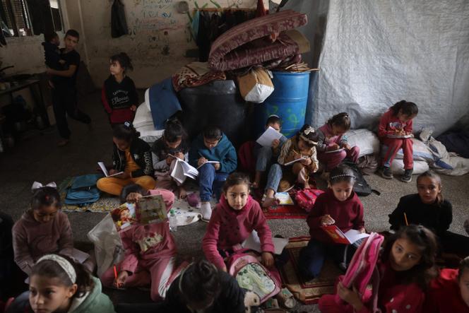 Des enfants palestiniens, dont beaucoup font partie de familles déplacées, suivent les cours à l’école mixte de l’UNRWA à Deir Al-Balah, dans la bande de Gaza, le 6 décembre 2025.