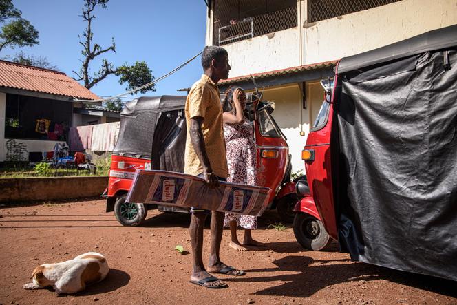 L’école Weragoda-Vidyalaya a été transformée en refuge d’urgence pour les personnes déplacées par les inondations, à Wellampitiya, au Sri Lanka, le 5 décembre 2025.
