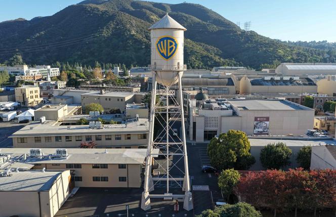 Le logo de la Warner Bros Discovery affiché sur une citerne dans les studios du géant américain, à Burbank, en Californie, le 5 décembre 2025.