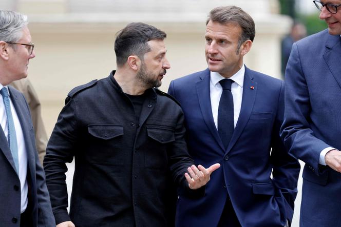 Le président ukrainien, Volodymyr Zelensky, avec le premier ministre britannique, Keir Starmer (à gauche), Emmanuel Macron et le chancelier allemand, Friedrich Merz, à Kiev, le 10 mai 2025.