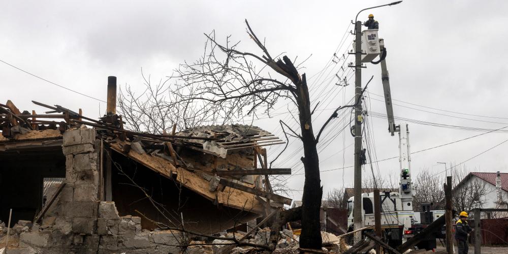 Un employé de la compagnie énergétique DTEK répare des lignes électriques endommagées lors de l’attaque aérienne russe de la nuit, à Novi Petrivtsi, près de Kiev, le 6 décembre 2025. - THOMAS PETER/REUTERS