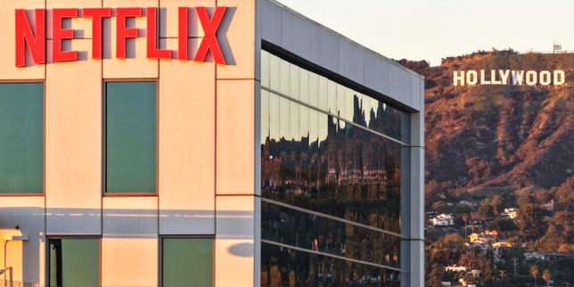 L’éventuel rachat de Warner par Netflix, un séisme pour le cinéma en salle dans le monde entier