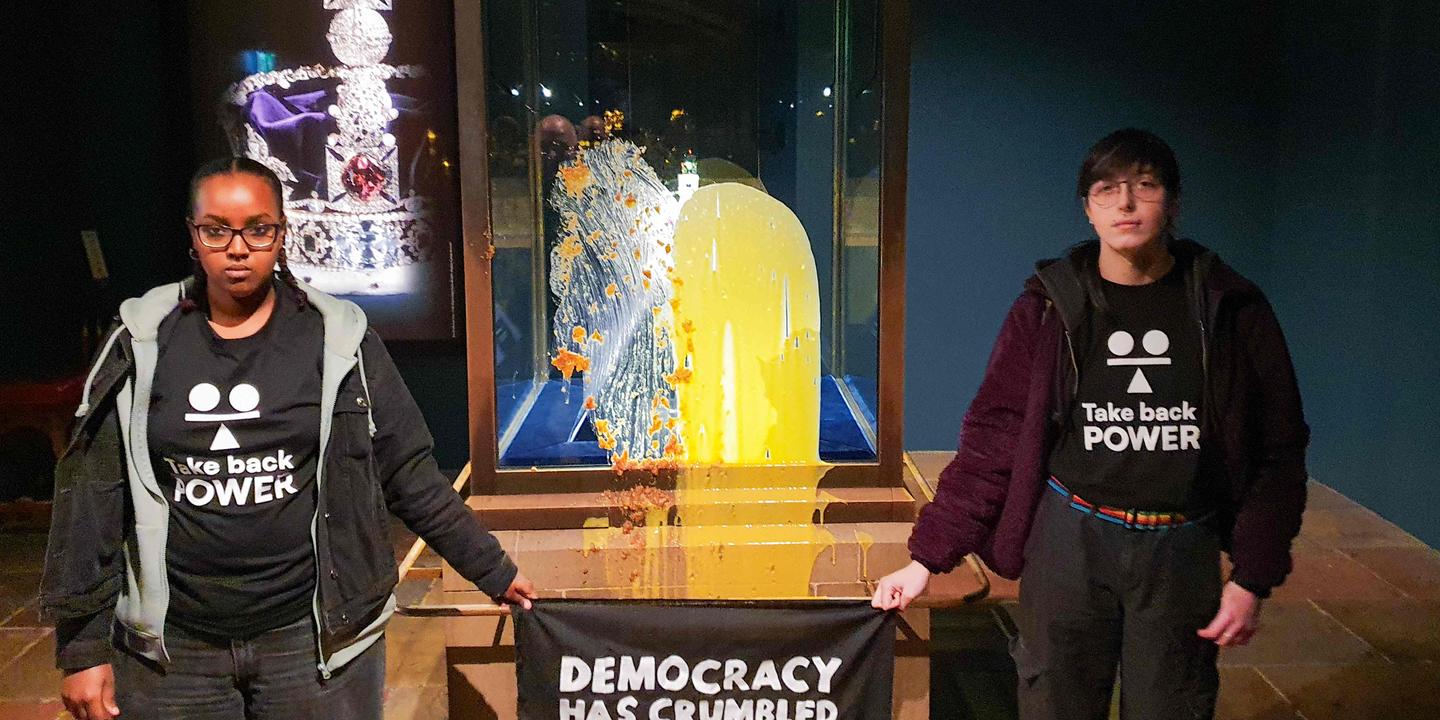 Londres : quatre arrestations après un jet de nourriture sur la vitrine protégeant les joyaux de la couronne d’Angleterre