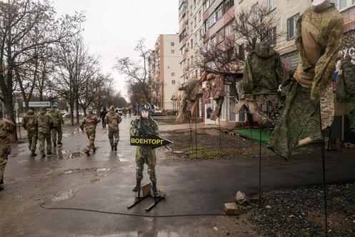 Un des nombreux arsenaux de la ville, devenue un carrefour militaire important pour la région, à Marioupol, le 19 novembre 2025.