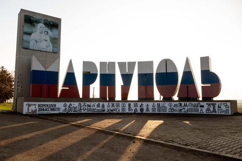 L’entrée de la ville de Marioupol, et son nouveau signe aux couleurs du drapeau russe, le 15 novembre 2025.