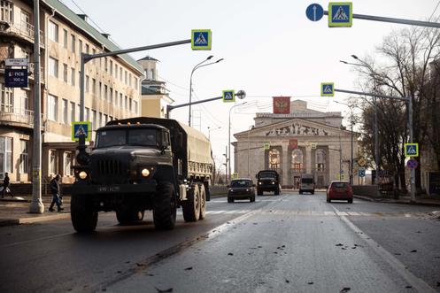 Véhicules militaires dans le centre-ville de Marioupol, le 18 novembre 2025.