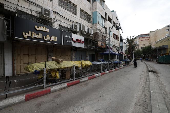 Des magasins fermés à Hébron, en Cisjordanie, alors que la ville est en grève pour protester contre la mort de deux Palestiniens tués par l’armée israélienne lors d’une tentative d’attaque à la voiture bélier, le 7 décembre 2025.