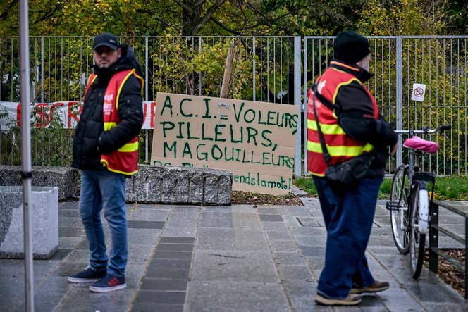 Mobilisation des salariés du groupe ACI devant le tribunal judiciaire de Lyon, le 25 novembre 2025.