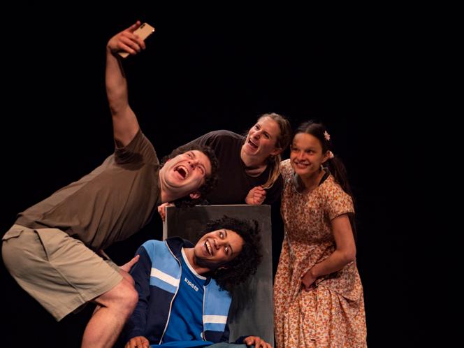 Le Petit (Jules Dupont), Hiver (Carla Ventre, remplacée par Maya Lopez au Théâtre Dunois), June (Noémie Guille) et Mayo (Ahmed Fattat) dans « Noircisse ! », de Claudine Galea, mis en scène par Sophie Lahayville, lors de la création au Théâtre des Halles, à Avignon, en mars-avril 2025.