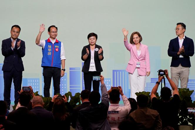 Chan Hok-fung et Judy Chan, vainqueurs des élections législatives de la circonscription de Hong Kong Island West, le 8 décembre 2025.