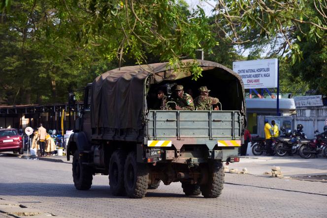 Des soldats patrouillent après l’échec d’un coup d’Etat contre le président béninois, Patrice Talon, à Cotonou, le 7 décembre 2025. 
