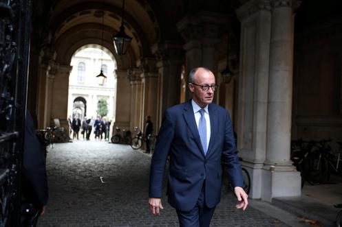 Le chancelier allemand Friedrich Merz arrive au 10 Downing Street, à Londres, le 8 décembre 2025.