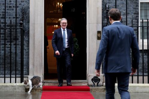 Le premier ministre britannique Keir Starmer accueille Emmanuel Macron au 10 Downing Street, à l’occasion de la réunion des partenaires de l’E3 (France, Allemagne et Royaume-Uni), à Londres, le 8 décembre 2025.