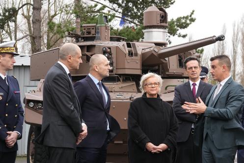 La ministre des armées, Catherine Vautrin (au centre), lors d’une visite du site de KNDS, une entreprise française de défense de premier plan, à Versailles, près de Paris, le 8 décembre 2025.