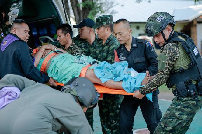 Un soldat thaïlandais blessé en cours d’évacuation après des affrontements le long de la frontière thaïlando-cambodgienne, dans la province thaïlandaise de Sisaket, sur une photo prise le 7 décembre 2025 par l’armée royale thaïlandaise.