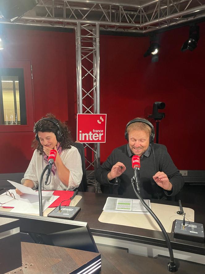 Yaël Elhadad et Laurent Stocker, dans les locaux de la radio France Inter, le 6 novembre 2025.