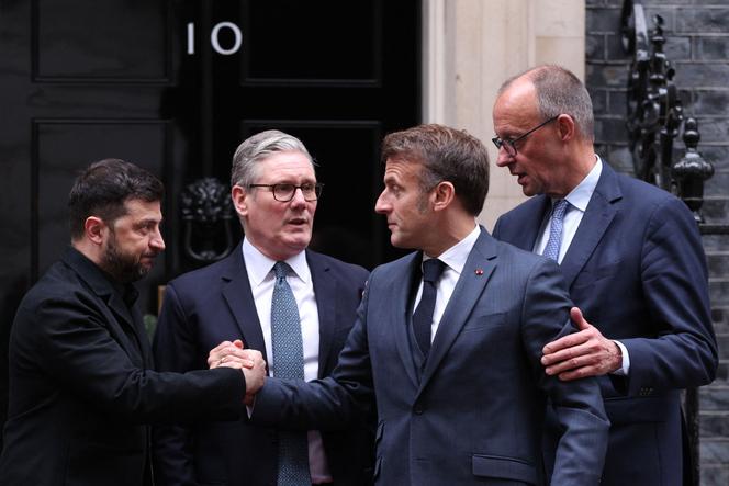 Le président ukrainien, Volodymyr Zelensky, le premier ministre britannique, Keir Starmer, le président français, Emmanuel Macron et le chancelier allemand, Friedrich Merz, discutent sur le perron du 10 Downing Street après une réunion, à Londres, le 8 décembre 2025. 