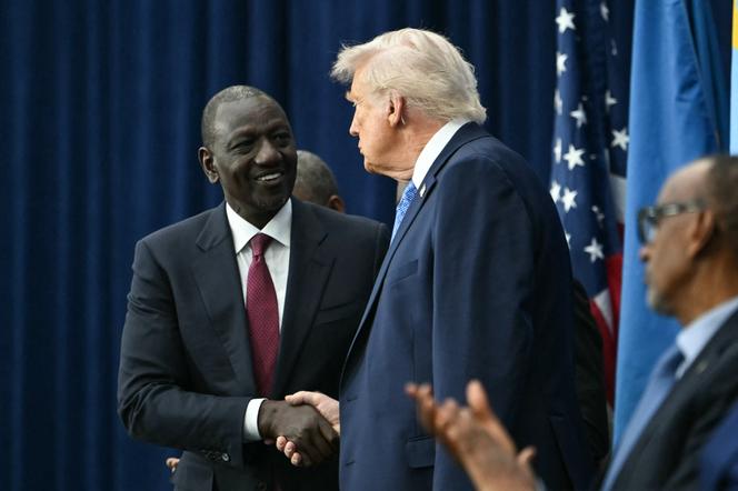 Le président kényan, William Ruto, et son homologue américain, Donald Trump, lors de la cérémonie de signature de l’accord de paix entre le Rwanda et la République démocratique du Congo, à l’Institut des Etats-Unis de la paix, à Washington, le 4 décembre 2025.