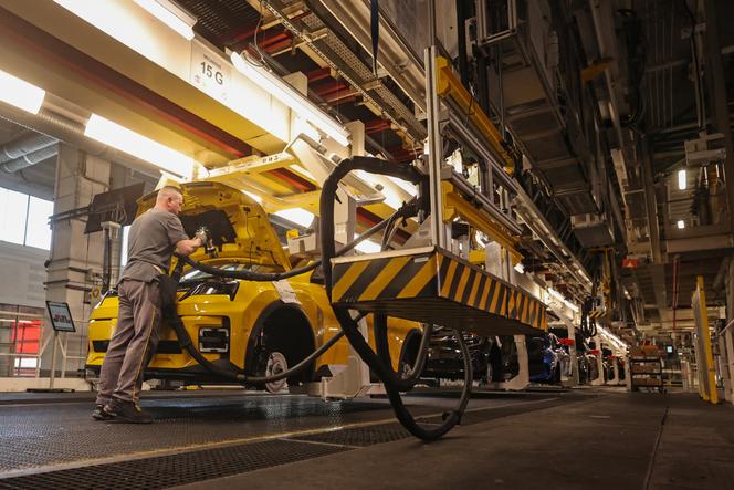 La chaîne de montage du site de production Ampere ElectriCity du groupe Renault, où seront assemblés les futurs véhicules Ford. A Douai (Nord), le 5 mars 2025.