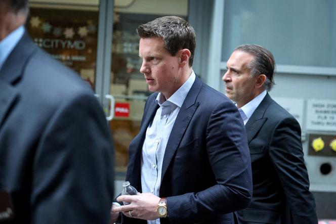 David Ellison, PDG de Paramount Skydance, quitte la Bourse de New York après une interview, le 8 décembre 2025. 