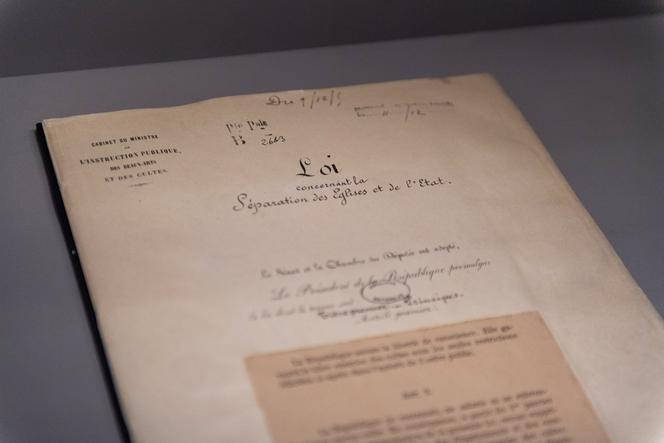 Le texte historique instaurant la séparation de l’Eglise et de l’Etat, en 1905, aux Invalides, à Paris.